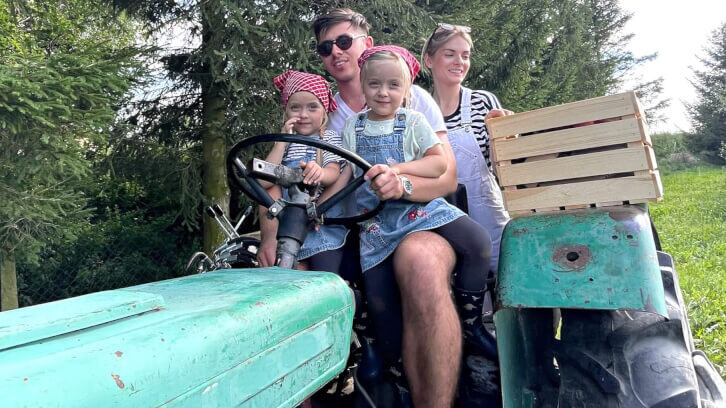 9._LIFESTYLE_FAMILY_FARM-optimized.jpg