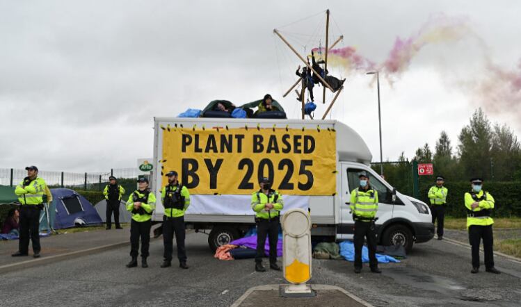 Vegan activists blockade Arla plant