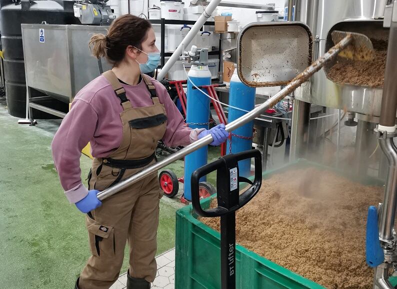 First woman to complete Level 4 Brewer Apprenticeship named