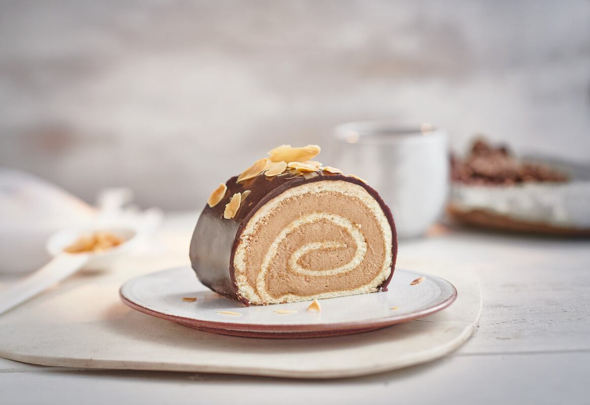 Cocoa-free roulade on a plate.