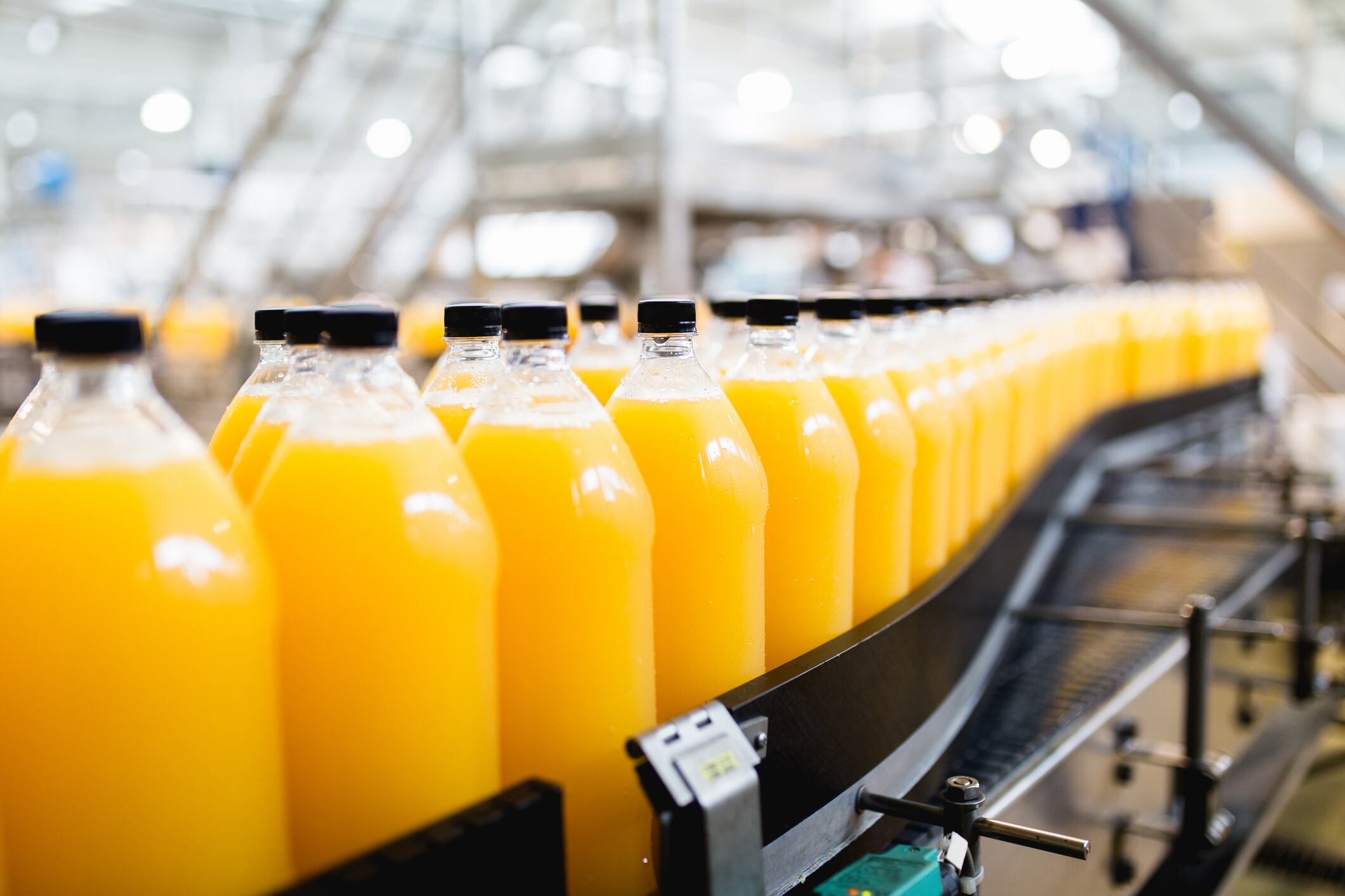 Orange juice bottling line for processing and bottling juice into bottles