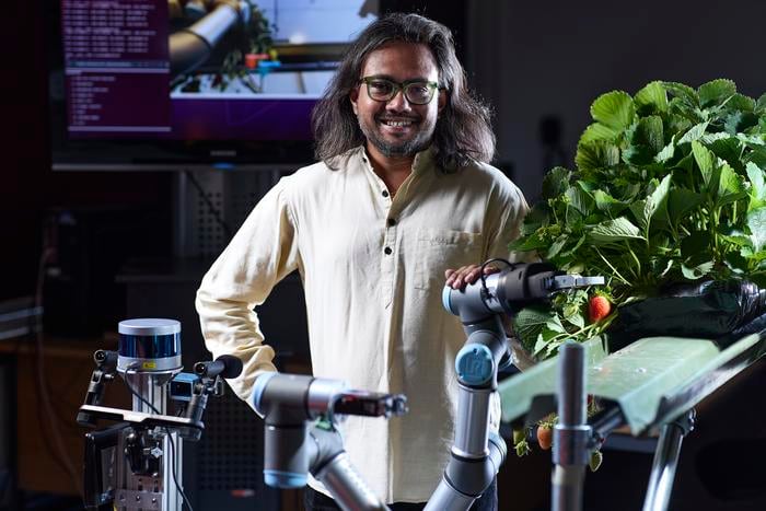 Low-Res_Dr-Mohan-with-the-robot.jpg