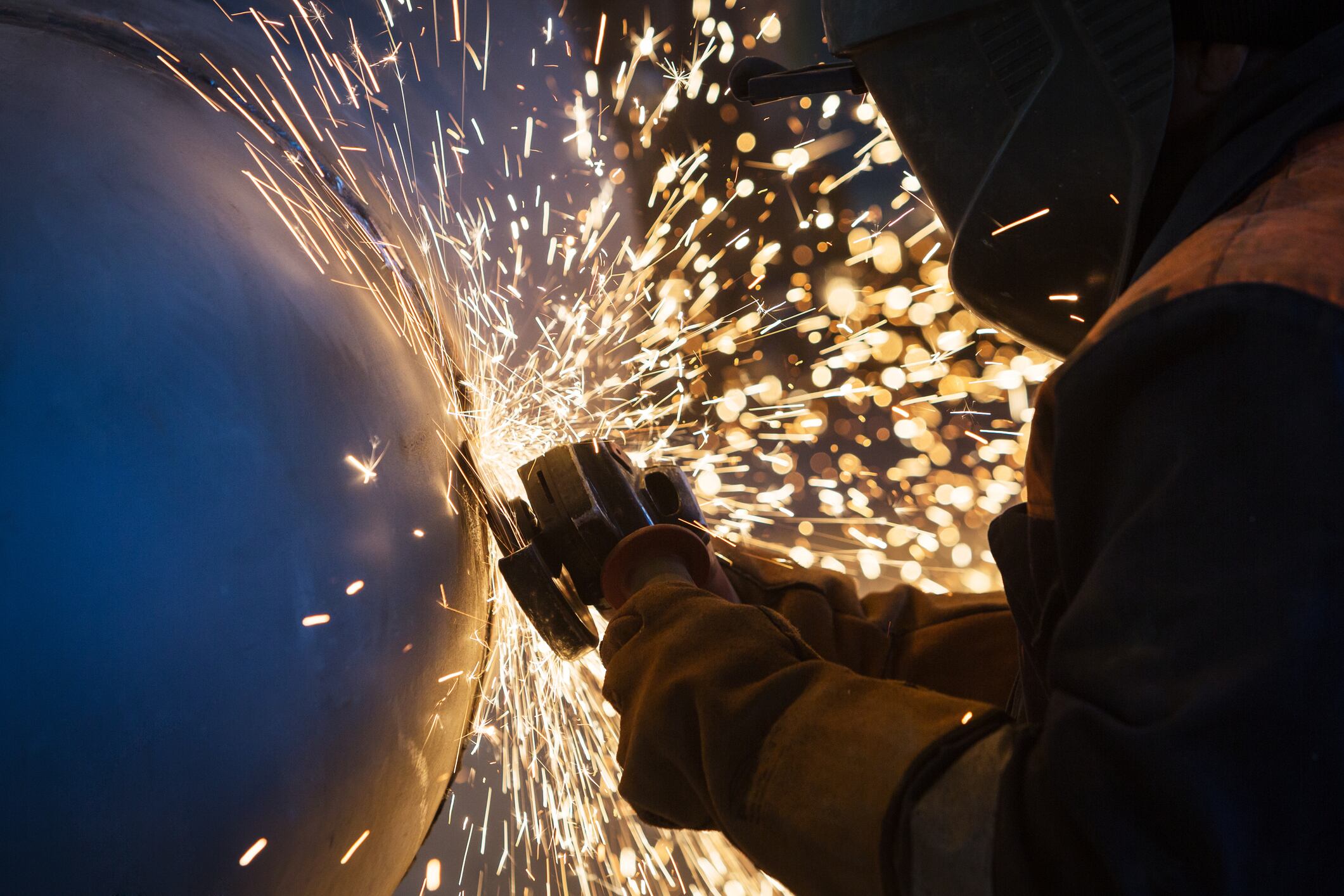 Cleaning Welding ark with the grinder from welder