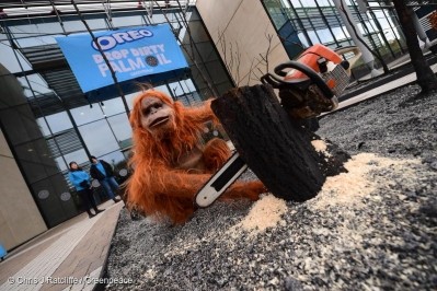 Workers arriving at Mondelēz’s Uxbridge headquarters were met by a life-size orangutan © Chris J Ratcliffe / Greenpeace