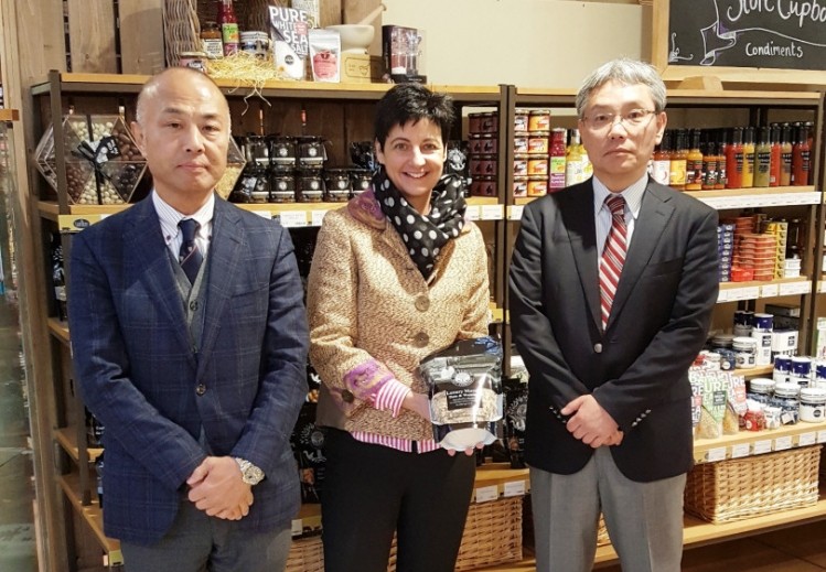 Ludlow Nut Company co-owner Helen Graham with Minato Shokai president Masahiko Sugiyama (left) and general manager Shoji Watanabe (right)