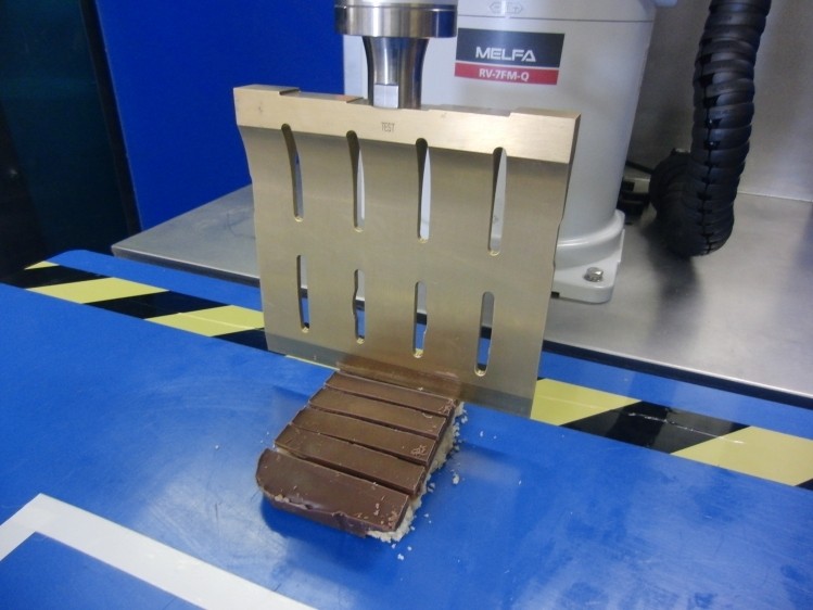 Robotic cake divider makes use of ultrasonic cutter