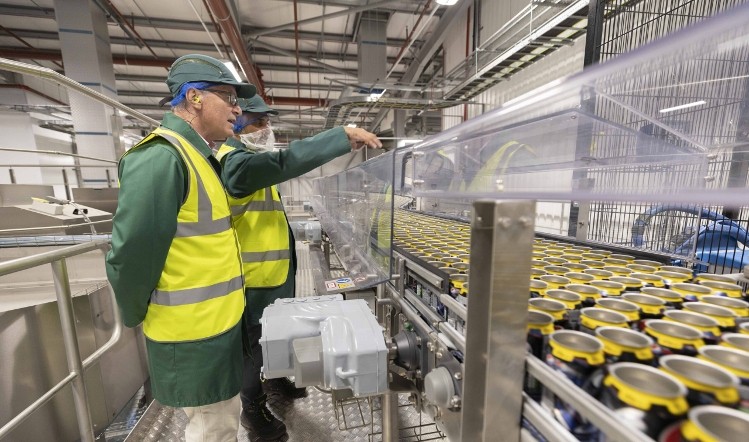 Rugby MP Mark Pawsey visits the new canning line at Britvic Rugby