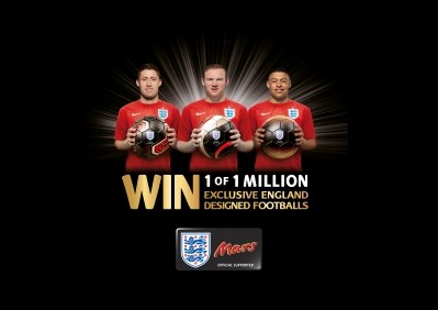 England stars Cahill, Rooney and Oxlade-Camberlain with the prize winning balls 