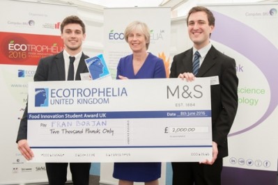 The Från Början team pick up their Ecotrophelia UK 2016 winner’s cheque from M&S’s Sue Bell