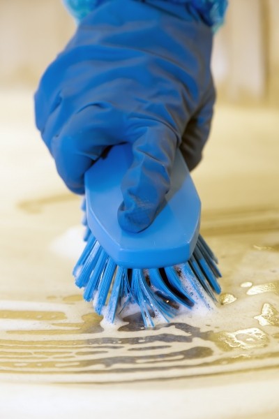Hand brush improves food cleaning access