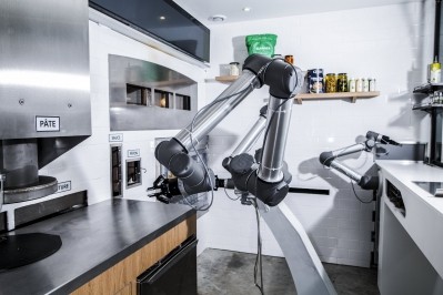 The cobots learned to replicate the movements of a pizza chef